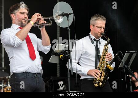 Matt Roberts, tromba con la band The Gentleman's Dub Club che si esibisce in un festival di concerti musicali a Garon Park, Southend on Sea, Essex, Regno Unito Foto Stock