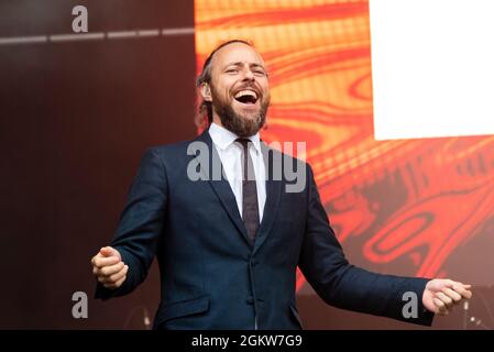 Jonathan Scratchley della band Gentleman's Dub Club che si esibisce in un festival di concerti musicali a Garon Park, Southend on Sea, Essex, Regno Unito Foto Stock