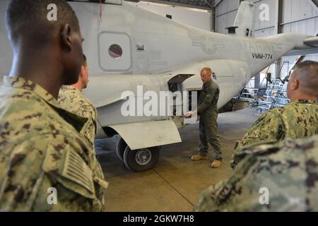 SGT. Curtis Anglin di Marine Medium Tiltrotor Squadron (VMM) 774 conduce un addestramento integrato con i marinai di Navy Cargo Handling Battalion ONE (NCHB-1) Expeditionary Fuels Team sulla messa a terra e il rifornimento di un MV-22 Osprey. Foto Stock