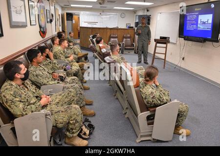 Maj. Tauren Sampson di Marine Medium Tiltrotor Squadron (VMM) 774 conduce training integrato con i marinai di Navy Cargo Handling Battalion ONE (NCHB-1) Expeditionary Fuels Team sulle capacità di un MV-22 Osprey. Foto Stock