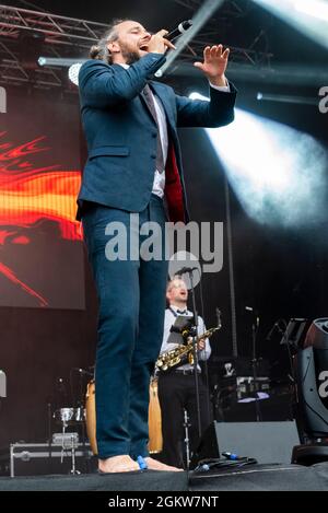 Jonathan Scratchley della band Gentleman's Dub Club che si esibisce in un festival di concerti musicali a Garon Park, Southend on Sea, Essex, Regno Unito Foto Stock