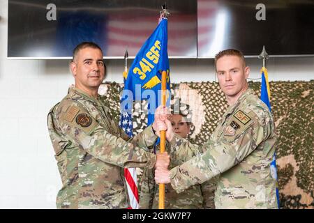 Maj. Brian Gilliam, 341st Missile Security Operations Squadron Outgoing Commander, relinquishes command to col. Frank Reyes, 341st Security Forces Group Commander, durante una cerimonia di cambio comando 7 luglio 2021, presso la base dell'aeronautica militare di Malmstrom, Month. Precedentemente il Security Forces Support Squadron, Il 341mo MSO è stato ristrutturato e rinominato nel 2019 per includere la forza di risposta tattica e le unità di forza di risposta convoglio. Foto Stock