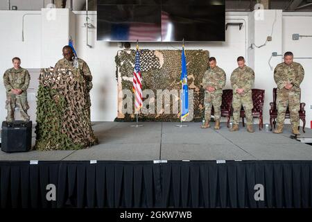 Capt. Dominic Smyth, 341st Missile Wing Cappellano, consegna l'invocazione durante la 341st Missile Security Operations Squadron cambio di comando cerimonia 7 luglio 2021, alla base dell'aeronautica di Malmstrom, da sinistra, col. Frank Reyes, 341st Security Forces Group Comander; Major. Brian Gilliam, 341st MSO Comander uscente; E il Lt. Col. Min Lee, 341st MSO comandante in arrivo, inchinano le loro teste. Foto Stock