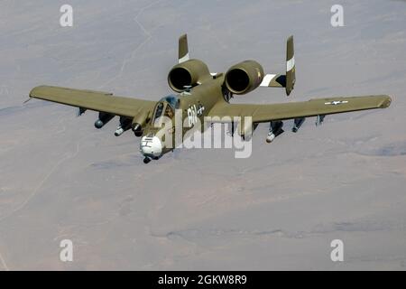 Un KC-135 Stratotanker della 507th Air Refeling Wing, la base dell'aeronautica di Tinker in Oklahoma, rifornisce La A-10 Thunderbolt II della 124th Fighter Wing, Idaho Air National Guard Over Mountain Home, Idaho, 8 luglio 2021. La 507a ARW si è recata in Idaho per rifornire gli A-10 del 190esimo Fighter Squadron durante gli allenamenti di routine. Foto Stock