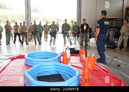 I membri di ¬il Dipartimento dei vigili del fuoco di Kauai e il Dipartimento di polizia di Kauai rivedono le migliori pratiche di decontaminazione con i formatori della Guardia Nazionale delle Hawaii 93 armi di distruzione di massa - Civil Support Team¬, Kauai, Hawaii, 07 luglio 2021. La 93a WMD-CST della Guardia Nazionale delle Hawaii ha condotto una formazione congiunta con le agenzie di risposta alle emergenze di Kauai, tra cui il Dipartimento dei vigili del fuoco di Kauai, il Dipartimento della polizia di Kauai e il Dipartimento della Salute delle Hawaii per perfezionare e far rispettare l'interoperabilità delle risposte delle contee delle Hawaii in un materiale pericoloso naturale o artificiale (HAZMAT) o chimico, biologico, radiologico, N. Foto Stock