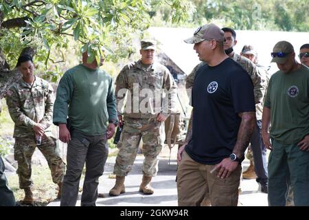 SGT. Prima classe Ryan Baqui, Guardia Nazionale delle Hawaii, 93a armi di distruzione di massa - il team di supporto civile, esamina le procedure di decontaminazione con i membri di ¬il Dipartimento dei vigili del fuoco di Kauai e il Dipartimento di polizia di Kauai, Kauai, Hawaii, 07 luglio 2021. La 93a WMD-CST della Guardia Nazionale delle Hawaii ha condotto una formazione congiunta con le agenzie di risposta alle emergenze di Kauai, tra cui il Dipartimento dei Vigili del fuoco di Kauai, il Dipartimento della polizia di Kauai e il Dipartimento della Salute delle Hawaii per perfezionare e far rispettare l'interoperabilità delle risposte delle contee delle Hawaii in un materiale naturale o artificiale pericoloso (HAZMAT) o chimico, biologico, radiologico Foto Stock