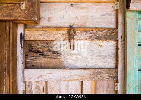 Bussare in ferro arrugginito a forma di mano sulla porta in legno in stile retrò vintage Foto Stock