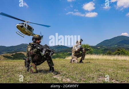 La polizia serba dell'unità speciale antiterrorismo (SAJ) e i Green Berets dell'Esercito degli Stati Uniti hanno condotto un addestramento congiunto di scambio a Goč, Serbia, dal 28 giugno al 9 luglio 2021. Il JCET mira a migliorare la pianificazione, le manovre e la risposta alle crisi per le forze serbe e statunitensi in terreni montagnosi. Foto Stock