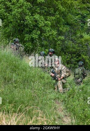 La polizia serba dell'unità speciale antiterrorismo (SAJ) e i Green Berets dell'Esercito degli Stati Uniti hanno condotto un addestramento congiunto di scambio a Goč, Serbia, dal 28 giugno al 9 luglio 2021. Il JCET mira a migliorare la pianificazione, le manovre e la risposta alle crisi per le forze serbe e statunitensi in terreni montagnosi. Foto Stock