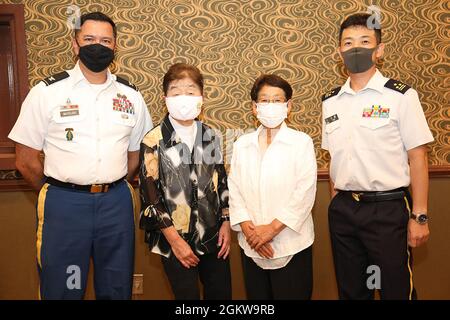 L'ex Garrison dell'esercito degli Stati Uniti Japan Commander col. Thomas R. Matelski, a sinistra, e il Giappone Ground Self-Defense Force col. Kazuya Ono, a destra, comandante del 4° Engineer Group, posano per una foto con Toyoko Akutagawa, secondo da sinistra, e Masako Kawasaki, secondo da destra, Che hanno sostenuto il Bon Odori Festival di Camp Zama come istruttori volontari di danza Bon per più di 50 anni. I due sono stati riconosciuti durante un pranzo di apprezzamento tenuto il 7 luglio presso il Club della Comunità di Camp Zama. Foto Stock