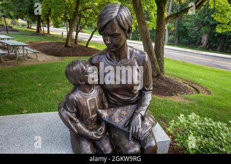 Due delle tre statue al NJ Gold Star Family Monument al New Jersey Vietnam Veterans’ Memorial a Holmdel, N.J., 7 luglio 2021. Le tre statue rappresentano i membri della famiglia che hanno perso i loro cari difendendo gli Stati Uniti. È stato progettato da Hanlon Sculpture Studio e dedicato il 27 settembre 2015. Il New Jersey Vietnam Veterans’ Memorial, un padiglione circolare all’aperto con un diametro di 200 metri, è stato progettato da Hien Nguyen, giunto negli Stati Uniti dal Vietnam nel 1975. Si compone di 366 pannelli di granito nero alti circa 8 metri, ognuno dei quali rappresenta un giorno dell'anno. Vittime ar Foto Stock