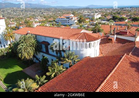 Vista aerea del centro storico di Santa Barbara con le montagne di Santa Ynez sullo sfondo, dalla cima della torre dell'orologio di Santa Barbara County Cou Foto Stock