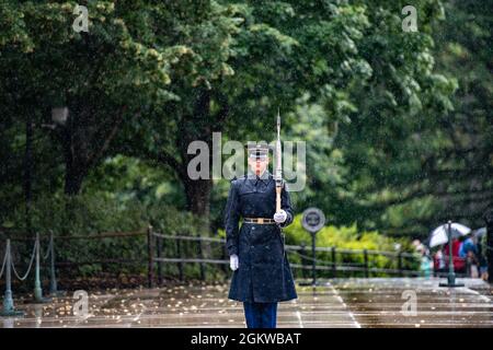 Una sentinella del reggimento di fanteria degli Stati Uniti 3d (la vecchia Guardia) cammina il tappeto durante una tempesta di pioggia alla Tomba del Milite Ignoto, Arlington National Cemetery, Arlington, Virginia, 8 luglio, 2021. Foto Stock