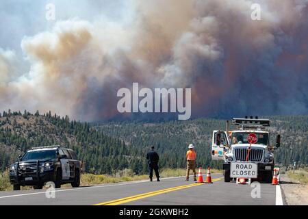 I dipendenti della California Highway Patrolman e della CalTrans guardano il Beckwourth Complex Fire 8 luglio 2021 vicino al lago Frenchman nella California del Nord. Stanno fornendo la chiusura della strada e l'ingresso e l'accesso sicuri per i vigili del fuoco e altre risorse nella zona. Molte risorse sono state attivate per contenere questo incendio, tra cui tre Air National Guard C-130s--due dal Nevada e uno dalla California che aiuterà a combattere il Beckwourth Complex Fire. L'Air Force C-130 MAFFS-equipaggiato aerei, sono richiesti dal National Interagency Fire Center e approvati dal Segretario della Difesa, stanno fornendo Foto Stock