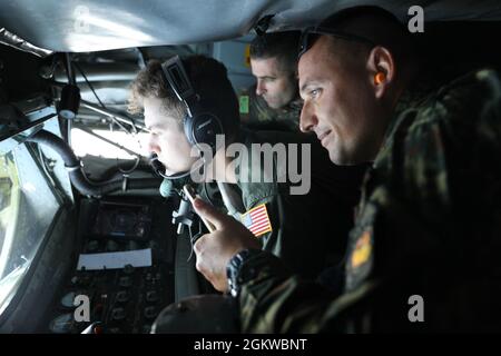 I soldati delle forze armate albanesi osservano il lavoro di un operatore del braccio durante il loro volo di incentivazione di rifornimento dell'aria KC-135, la base congiunta McGuire-Dix-Lakehurst, 8 luglio 2021. L'Albania è partner statale del New Jersey dal 2001. Il National Guard state Partnership Program è un programma del Dipartimento della Difesa degli Stati Uniti gestito dalla Guardia Nazionale che collega gli Stati Uniti con i paesi partner di tutto il mondo allo scopo di supportare gli obiettivi di cooperazione in materia di sicurezza dei Combatant Commander geografici. Foto Stock