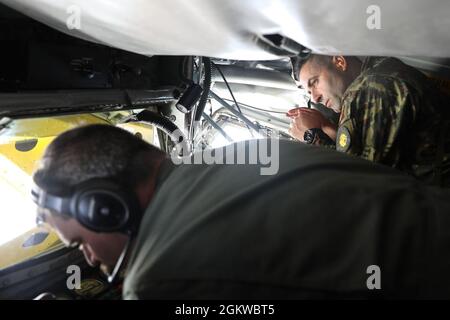 I soldati delle forze armate albanesi osservano il lavoro di un operatore del braccio durante il loro volo di incentivazione di rifornimento dell'aria KC-135, la base congiunta McGuire-Dix-Lakehurst, 8 luglio 2021. L'Albania è partner statale del New Jersey dal 2001. Il National Guard state Partnership Program è un programma del Dipartimento della Difesa degli Stati Uniti gestito dalla Guardia Nazionale che collega gli Stati Uniti con i paesi partner di tutto il mondo allo scopo di supportare gli obiettivi di cooperazione in materia di sicurezza dei Combatant Commander geografici. Foto Stock