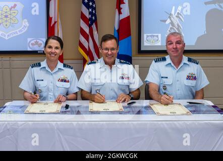 Royal Canadian Air Force Major. Gen. Derek Joyce, centro, vice comandante della Regione Aerospaziale americana del Nord (CONR) degli Stati Uniti, presiede il cambio di comando canadese del distacco 8 luglio 2021, alla Joint base Lewis-McChord, Washington. Jody Hanson, a sinistra, assume il comando dal comandante uscente, RCAF Lt. Col. Michael Fawcett, a destra, durante la cerimonia di firma del cambio di comando. Foto Stock