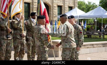 Michael X. Garrett, consegna la prima bandiera dell'Esercito al comandante generale della prima Esercito entrante, il Gen. Antonio A. Agusto Jr., presso la prima sede dell'Esercito, Rock Island Arsenal, Rock Ill., 8 luglio 2021. Foto Stock