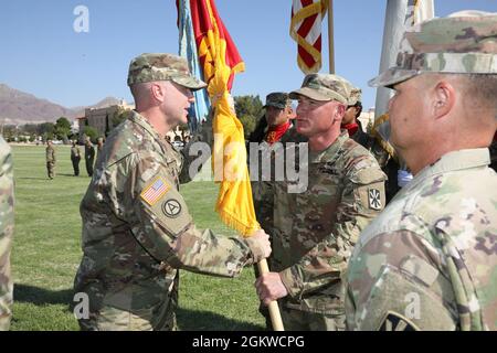 Il Colon Timothy L. Woodruff, comandante della brigata entrante, 11a Brigata dell'artiglieria della difesa aerea, 32d comando della difesa missilistica e dell'aria dell'esercito, consegna il guidon della brigata al comando Sgt. Major Robert Walker durante la cerimonia del cambio di comando. Il col. John L. Dawber, comandante uscente, 11th ADA BDE, ha ceduto il comando a Woodruff, 9 luglio 2021, su Noel Parade Field, Fort Bliss, Texas. Foto Stock