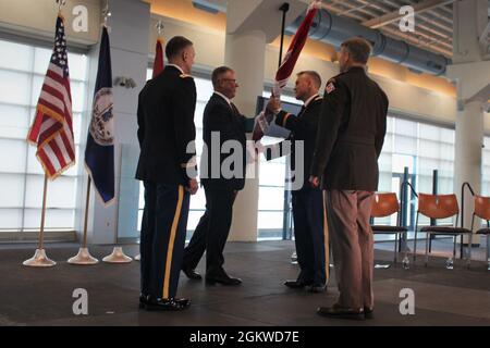 Il Colon. Brian P. Hallberg assunse il comando del Norfolk District, il corpo degli ingegneri dell'esercito degli Stati Uniti, in una cerimonia di cambio di comando 8 luglio 2021, al centro di crociera e di celebrazione di Mezza Moone, Norfolk, Virginia. Briga. Il Gen. Thomas J. Tickner, comandante e ingegnere di divisione del corpo degli ingegneri dell'esercito degli Stati Uniti, divisione atlantica del nord, ha presieduto la cerimonia, che serve come una tradizione onorata di tempo per assicurare che un'unità ed il suo personale non siano mai senza la leadership ufficiale. Foto Stock