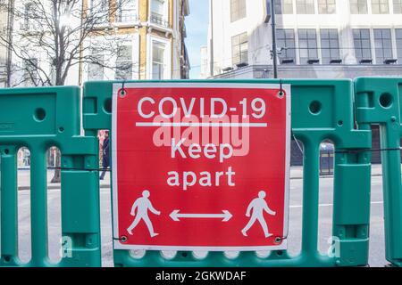 Cartello 'COVID-19 Keep Apart' su Oxford Street durante la pandemia di coronavirus. Londra, Regno Unito 10 febbraio 2021. Foto Stock