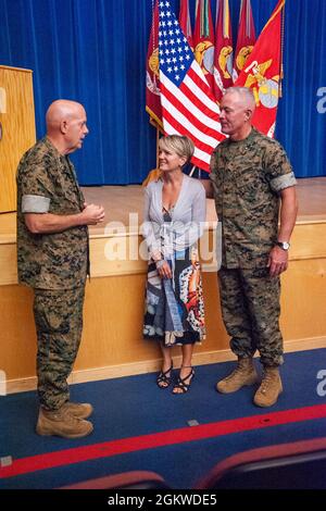 Il comandante del corpo Marino degli Stati Uniti, il generale David H. Berger, accoglie il comandante delle installazioni del corpo Marino entrante (MCICOM), il generale Brigadier Daniel B. Conley, e sua moglie Joey dopo il cambiamento di comando l'8 luglio 2021. MCICOM esercita il comando e il controllo degli impianti dei corpi marini attraverso i comandanti regionali al fine di fornire supervisione, direzione e coordinamento dei servizi di installazione e di ottimizzare il supporto alle forze operative, agli inquilini e alle attività. Foto Stock