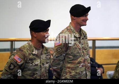 Da sinistra a destra, comando Sgt. Il Major Sebastian A. Camacho e il col Christopher R. Danbeck si levano in piedi alla cerimonia di assunzione di responsabilità al Tower Barracks Physical Fitness Center, 9 luglio 2021. Foto Stock