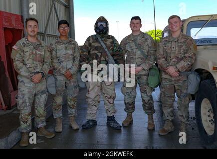 PFC dell'esercito degli Stati Uniti. Dylan Vickers, 3-1 Assault Helicopter Battaglione, 1 ° combattimento Aviazione Brigata, istruisce i compagni 3-1 soldati AHB sulla tecnica corretta per condurre la decontaminazione chimica, biologica, radiologica, e nucleare del veicolo alla base aerea Mihail Kogalniceanu in Romania, 9 luglio 2021. Lo spiegamento di forze americane pronte e credibili nei combattimenti in Europa a sostegno della risolutezza atlantica è la prova del forte e inremotabile impegno degli Stati Uniti nei confronti della NATO e dell'Europa. Foto Stock