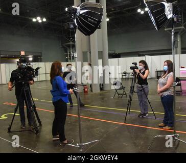 Emma L. Jenks, 21, di Millerton, NY, una delle ultime persone ad essere vaccinate al Jacob Javits Convention Center di Manhattan, parla con CBS news il 9 luglio al Javits Center di Manhattan. Jenks, figlia della Guardia Nazionale dell'Esercito di New York Sgt. Il maggiore Robert Jenks ricevette la sua seconda vaccinazione Pfizer. Foto Stock