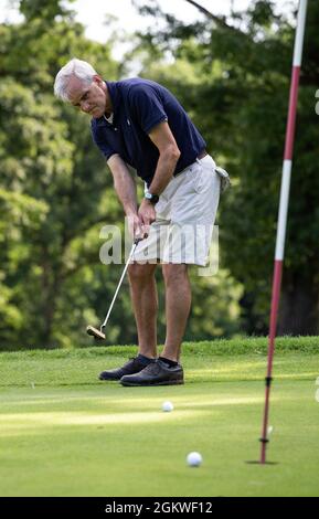 Denis R. McDonough, il Segretario degli Affari dei Veterani degli Stati Uniti, partecipa al Torneo di Golf dei Veterani alla base del corpo dei Marine di Quantico, Virginia, 9 giugno 2021. Il Veterans Golf Tournament è stato ospitato sul campo da golf Medal of Honor, dove oltre 100 giocatori, composti da veterani e membri militari attivi, hanno partecipato a una serie di sei eventi che consistono in un torneo di squadra, il più vicino al pin, e lunghi concorsi di guida per determinare i vincitori dei premi più importanti. Foto Stock