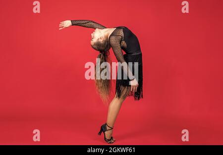 carina bambina in sala da ballo vestito in posa mentre balla, ballerina Foto Stock