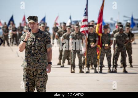 Ponte del corpo Marino degli Stati Uniti. Il Gen. Jason G. Woodworth, il comandante generale delle installazioni del corpo Marino-West e del corpo Marino base Camp Pendleton, California, dà le sue osservazioni durante il cambiamento della cerimonia di comando sulla stazione aerea del corpo Marino Miramar, San Diego, California, 9 luglio 2021. Durante la cerimonia, il col. Charles B. Dockery ha ceduto i suoi doveri di comandante di MCAS Miramar al col. Thomas M. Bedell. Foto Stock