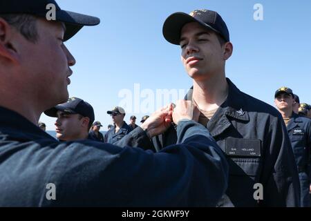 BLACK SEA (9 luglio 2021) Gunner’s Mate 2nd Class Garrett Holland, Right, è stato inseguito al suo attuale rango da Gunner’s Mate 2nd Class Austin Merrell a bordo del cacciatorpediniere missilistico guidato di classe Arleigh Burke USS Ross (DDG 71) mentre era in corso nel Mar Nero, 9 luglio 2021. Ross, schierato in avanti a Rota, Spagna, è in pattuglia nella Sesta flotta degli Stati Uniti di operazioni a sostegno di alleati e partner regionali e gli interessi di sicurezza nazionale degli Stati Uniti in Europa e Africa. Foto Stock