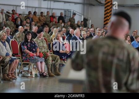 Briga. Il generale Joseph Hilbert, comandante generale del 7° comando di addestramento dell'esercito, parla durante la dodicesima cerimonia di cambio di comando della brigata dell'aviazione di combattimento a Katterbach, Germania, 9 luglio 2021. Il 12° TAXI ha accolto il Colon. Patrick Schuck come nuovo comandante e ha salutato il Colon. John Broam durante la cerimonia. Foto Stock