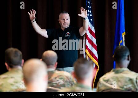 Ritiro del comando militare degli Stati Uniti Sgt. John Troxell, ex consigliere senior arruolato del presidente dei Capi congiunti del personale, parla con i membri della base dell'aeronautica militare di Wright-Patterson, Ohio, Consiglio Top 3, durante un tour di base, 9 luglio 2021. Troxell ha visitato diversi voli intorno all'ottantottava Air base Wing mentre visitava Wright-Patt per parlare al Master Sgt del 2021. Cerimonia di induzione. Foto Stock