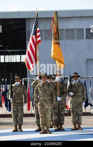 Comando Sgt. Il Major Edgard Gonzales (centro), il primo sergente di comando del 3° Squadrone, 17° Reggimento Cavalleria, 3° Brigata Aviazione da combattimento, 3° Divisione fanteria, si trova di fronte alla formazione dello squadrone durante la cerimonia di cambio di responsabilità dell’unità presso l’Hunter Army Airfield, Georgia, 9 luglio. Alla cerimonia, i soldati del 3 ° Sqn., 17 ° Reg. Ha detto Arrivederci a comando Sgt. Il Major Erik Burris e il comando di benvenuto Sgt. Il Major Edgard Gonzalez è il nuovo consulente senior dell'unità. Foto Stock