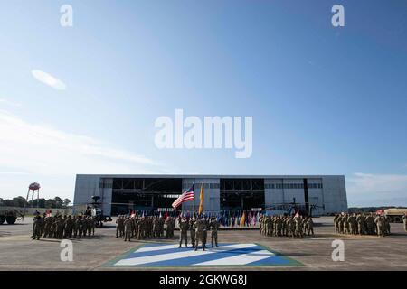 I soldati assegnati al 3° Squadrone, 17° Reggimento Cavalleria, 3° Brigata Aviazione da combattimento, 3° Divisione fanteria, si stanno formando durante la cerimonia di cambio di responsabilità dello squadrone presso l'Hunter Army Airfield, Georgia, 9 luglio. Alla cerimonia, i soldati del 3 ° Sqn., 17 ° Reg. Ha detto Arrivederci a comando Sgt. Il Major Erik Burris e il comando di benvenuto Sgt. Il Major Edgard Gonzalez è il nuovo consulente senior dell'unità. Foto Stock