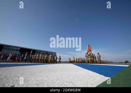 Soldati assegnati al 3° Squadrone, 17° Reggimento Cavalleria, 3° Brigata Aviazione da combattimento, 3° Divisione fanteria, marcia in formazione prima della cerimonia di cambio di responsabilità dello squadrone presso l'Hunter Army Airfield, Georgia, 9 luglio. Alla cerimonia, i soldati del 3 ° Sqn., 17 ° Reg. Ha detto Arrivederci a comando Sgt. Il Major Erik Burris e il comando di benvenuto Sgt. Il Major Edgard Gonzalez è il nuovo consulente senior dell'unità. Foto Stock