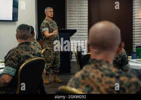 Ponte del corpo Marino degli Stati Uniti. Il generale Phillip Frietze, comandante generale del 1° Marine Logistics Group, parla alla 1° Marine Logistics Group Commander’s Conference 2021 su Camp Pendleton, California, 9 luglio 2021. I comandanti e gli alti leader enlisted si sono riuniti per discutere di Force Design 2030, standard, conservazione e pianificazione delle operazioni future all'interno del primo MLG. Foto Stock