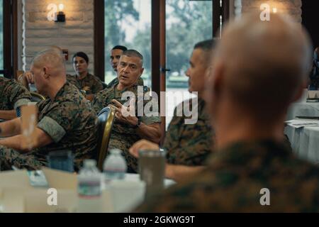 Ponte del corpo Marino degli Stati Uniti. Il Genio Phillip Frietze, comandante generale della prima logistica marina, risponde alle domande alla prima Conferenza del Comandante del Gruppo di logistica Marina 2021 su Camp Pendleton, California, 9 luglio 2021. I comandanti e gli alti leader enlisted si sono riuniti per discutere di Force Design 2030, standard, conservazione e pianificazione delle operazioni future all'interno del primo MLG. Foto Stock