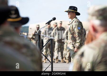 Comando Sgt. Il Major Edgard Gonzales, il primo sergente di comando del 3° Squadrone, 17° Reggimento Cavalleria, 3° Brigata Aviazione da combattimento, 3° Divisione fanteria, parla durante la cerimonia di cambio di responsabilità dello squadrone presso l'Hunter Army Airfield, Georgia, 9 luglio. Alla cerimonia, i soldati del 3 ° Sqn., 17 ° Reg. Ha detto Arrivederci a comando Sgt. Il Major Erik Burris e il comando di benvenuto Sgt. Il Major Edgard Gonzalez è il nuovo consulente senior dell'unità. Foto Stock