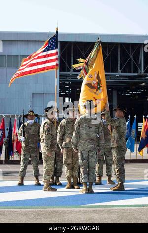 Comando Sgt. Il Major Erik Burris (a destra), il sergente comando uscente maggiore del 3° Squadrone, 17° Reggimento Cavalry, 3° Brigata Aviazione da combattimento, 3° Divisione fanteria, tiene i colori dello squadrone durante la cerimonia di cambio di responsabilità dell’unità presso l’Hunter Army Airfield, Georgia, 9 luglio. Alla cerimonia, i soldati del 3 ° Sqn., 17 ° Reg. Ha detto Arrivederci a comando Sgt. Il Major Erik Burris e il comando di benvenuto Sgt. Il Major Edgard Gonzalez è il nuovo consulente senior dell'unità. Foto Stock