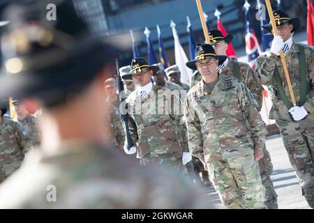 Comando Sgt. Il Major Edgard Gonzales, il primo sergente di comando del 3° Squadrone, 17° Reggimento Cavalleria, 3° Brigata Aviazione da combattimento, 3° Divisione fanteria, si trova di fronte alla formazione dello squadrone durante la cerimonia di cambio di responsabilità dell’unità presso l’Hunter Army Airfield, Georgia, 9 luglio. Alla cerimonia, i soldati del 3 ° Sqn., 17 ° Reg. Ha detto Arrivederci a comando Sgt. Il Major Erik Burris e il comando di benvenuto Sgt. Il Major Edgard Gonzalez è il nuovo consulente senior dell'unità. Foto Stock