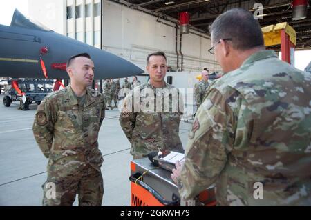 Direttore dell'aeronautica degli Stati Uniti, Sgt. Todo Scholl, 391a A- superintendente del personale (destra), ispeziona il personale. SGT. Marc Hicks, 391st Fighter Squadron (FS) Dedicated Crew Chief (MID), e Airman 1st Class Matheau Hodap, 391st FS Assistant Dedicated Crew Chief (Left), come parte del Quarterly Dedicated Crew Chief Competition, 9 luglio 2021, presso la base dell'aeronautica militare di Mountain Home, Idaho. Questo concorso è composto da tre squadre di due Airmen, che testano sulla loro conoscenza degli aeromobili che mantengono, nonché sulla dinamica della squadra, sull'organizzazione e sulla documentazione dei moduli. Foto Stock