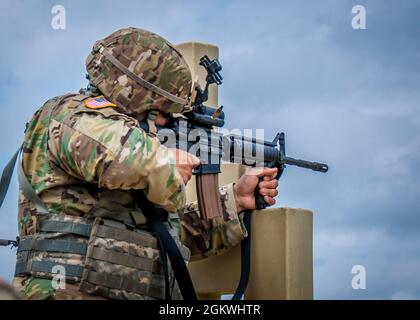 Un soldati spara dalla posizione di sabbiatura ad un bersaglio giù gamma a Fort Devens, Massachusetts 10 luglio 2021. Per molti membri del quartier generale della forza congiunta della Guardia Nazionale del Connecticut e della comunità militare di polizia, questa è stata la prima volta che hanno condotto il nuovo corso di qualificazione del fucile dell'esercito. Foto Stock