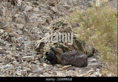 Soldati dell'esercito degli Stati Uniti attaccati ad Apache Company, 1-102d fanteria (montagna), e Battle Company, 1-157th fanteria (montagna), entrambi 86th fanteria Brigade Combat Team, Task Force Iron Grey a sostegno della Combined Joint Task Force-Horn of Africa (CJTF-HOA), condurre un peduncolo di cecchino di addestramento a Gibuti, 10 luglio 2021. Spacciare gli hones di allenamento sulla capacità del cecchino di muoversi lentamente, furtivamente e metodicamente per avvicinarsi a un obiettivo o osservare un obiettivo senza il rilevamento da parte dello spotter. Apache Company funge da EARF (East Africa Response Force), che fornisce un'implementazione rapida pronta per i combattimenti ca Foto Stock