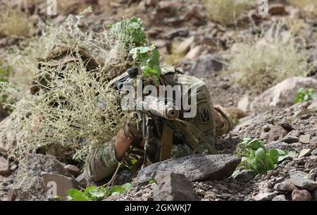 Soldati dell'esercito degli Stati Uniti attaccati ad Apache Company, 1-102d fanteria (montagna), e Battle Company, 1-157th fanteria (montagna), entrambi 86th fanteria Brigade Combat Team, Task Force Iron Grey a sostegno della Combined Joint Task Force-Horn of Africa (CJTF-HOA), condurre un peduncolo di cecchino di addestramento a Gibuti, 10 luglio 2021. Spacciare gli hones di allenamento sulla capacità del cecchino di muoversi lentamente, furtivamente e metodicamente per avvicinarsi a un obiettivo o osservare un obiettivo senza il rilevamento da parte dello spotter. Apache Company funge da EARF (East Africa Response Force), che fornisce un'implementazione rapida pronta per i combattimenti ca Foto Stock