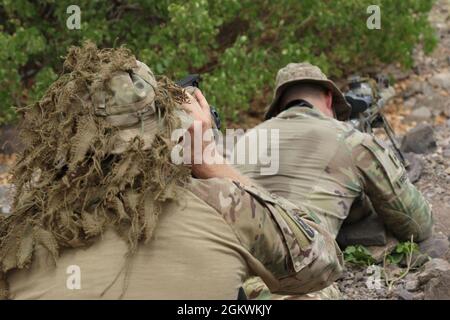 Soldati dell'esercito degli Stati Uniti attaccati ad Apache Company, 1-102d fanteria (montagna), e Battle Company, 1-157th fanteria (montagna), entrambi 86th fanteria Brigade Combat Team, Task Force Iron Grey a sostegno della Combined Joint Task Force-Horn of Africa (CJTF-HOA), condurre un peduncolo di cecchino di addestramento a Gibuti, 10 luglio 2021. Spacciare gli hones di allenamento sulla capacità del cecchino di muoversi lentamente, furtivamente e metodicamente per avvicinarsi a un obiettivo o osservare un obiettivo senza il rilevamento da parte dello spotter. Apache Company funge da EARF (East Africa Response Force), che fornisce un'implementazione rapida pronta per i combattimenti ca Foto Stock