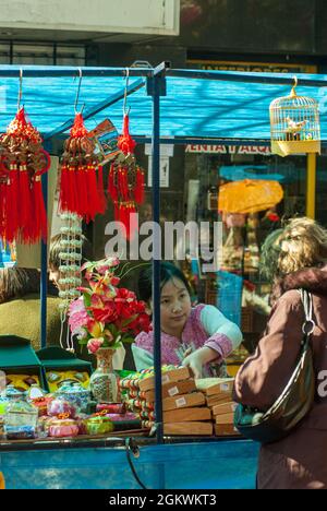 BUENOS AIRES, ARGENTINA - 09 agosto 2008: La gente che cammina in un mercato di strada a Buenos Aires Chinatown durante il Capodanno cinese Foto Stock