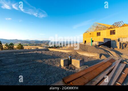 Una nuova casa di costruzione incorniciata su una collina con una vista che domina Spokane Valley e Liberty Lake, Washington, USA Foto Stock